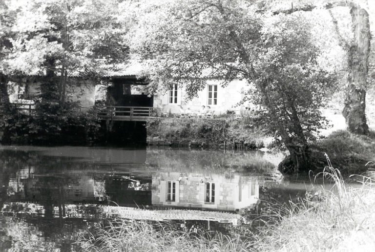 photo du moulin de charlot en noir et blanc